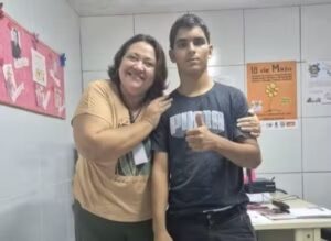 A conselheira tutelar Veronica Oliveira ao lado de Gerson Machado, conhecido como Vaqueirinho, de 19 anos, que morreu depois de invadir jaula de leoa / Crédito: Reprodução